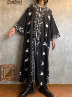 <img class='new_mark_img1' src='https://img.shop-pro.jp/img/new/icons14.gif' style='border:none;display:inline;margin:0px;padding:0px;width:auto;' />1970s BLACK EMBROIDERED DRESS