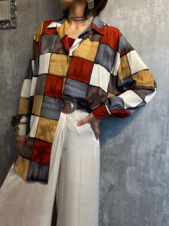 <img class='new_mark_img1' src='https://img.shop-pro.jp/img/new/icons14.gif' style='border:none;display:inline;margin:0px;padding:0px;width:auto;' />1980s MULTI COLORED SILK BLOUSE