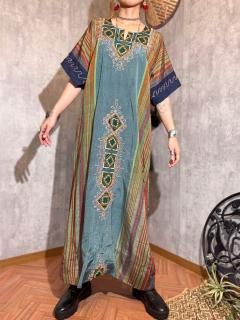 1970s EMBROIDERED DESIGN DRESS