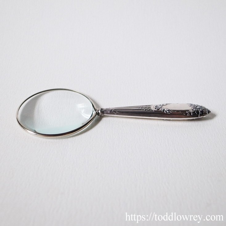 カルトゥーシュをまとったフランスの拡大鏡 Antique French Silver 800 Handle Magnifying Glass  Todd Lowrey Antiques