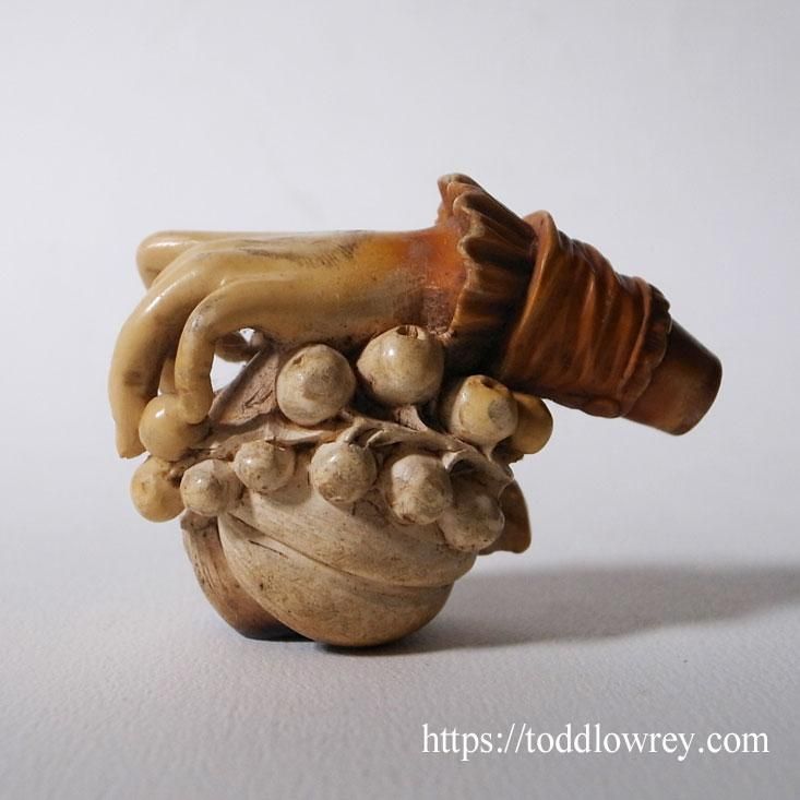 豊穣を掴む小さな左手/ Antique Victorian Carved Pipe Bowl