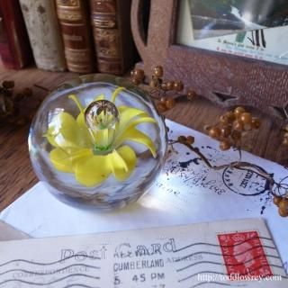 Vintage Glass Paper Weight Frog & Flower Inside