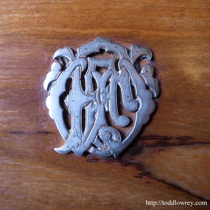 勝利と平和を閉じ込める艶やかな小箱/ Antique Olive Wood