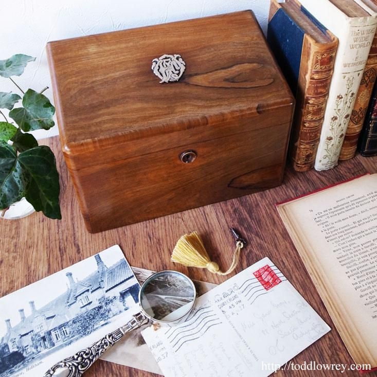 定番のお歳暮&冬ギフト 勝利と平和を閉じ込める艶やかな小箱/ Wood Olive Antique 西洋