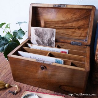 勝利と平和を閉じ込める艶やかな小箱/ Antique Olive Wood Monogram Letter Box