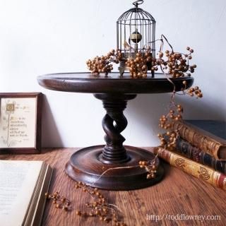 ٤߷ / Antique Victorian Double Twist Oak Cake Stand