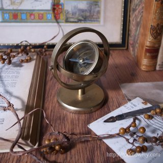 重なる円弧に護られた方位磁石 / Vintage Brass Gimbal Compass on Stand