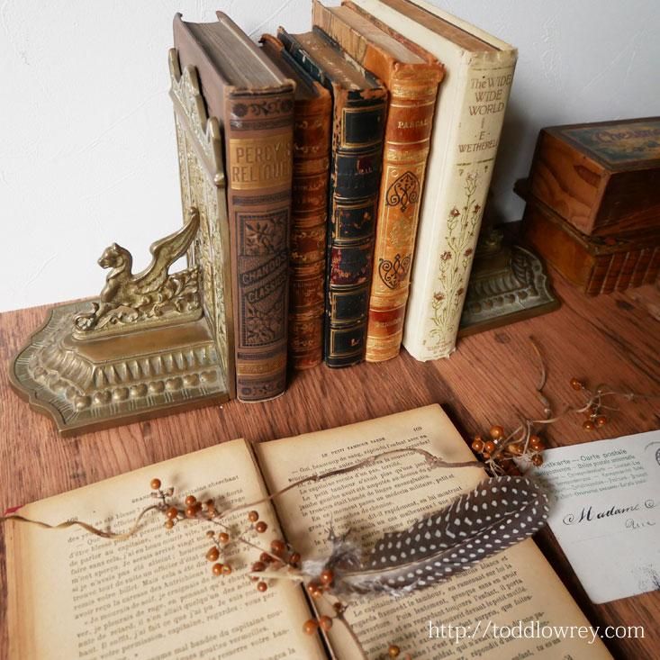 知の黄金を守る対の鷲獅子 / Antique Griffin Book Ends - Todd