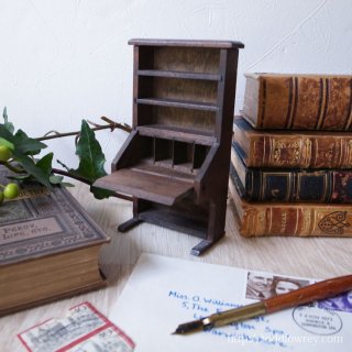 小さなデスクのリアルで素朴な手触り / Vintage Miniature Student Bureau Doll House Scale
