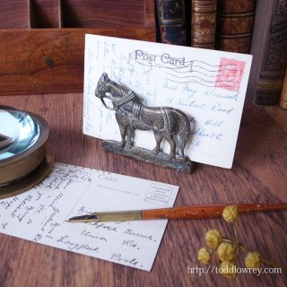 ちいさな馬が机上でスタンバイ/ Antique Brass Letter Rack 