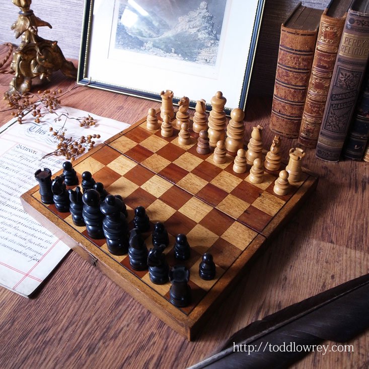 聖ゲオルギオスの名をもつ英国伝統のチェスメン / Antique Chessmen  Folding Chess Boad - Todd  Lowrey Antiques