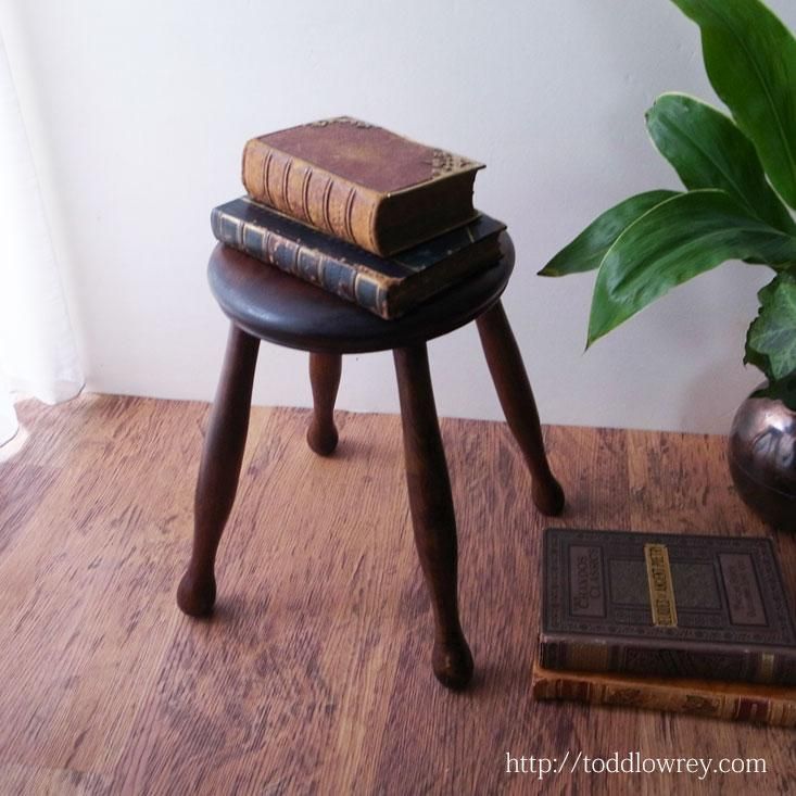 さりげない存在感を愛でる / Antique Woden Small Stool Stand