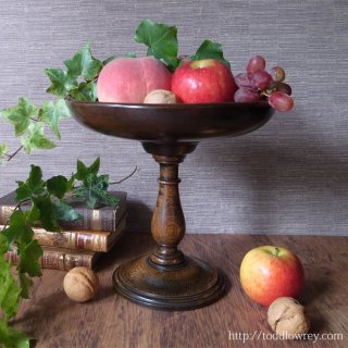 ザクロの花萼に支えられた精霊の木鉢 / Antique Oak Fruit Bowl on Stand