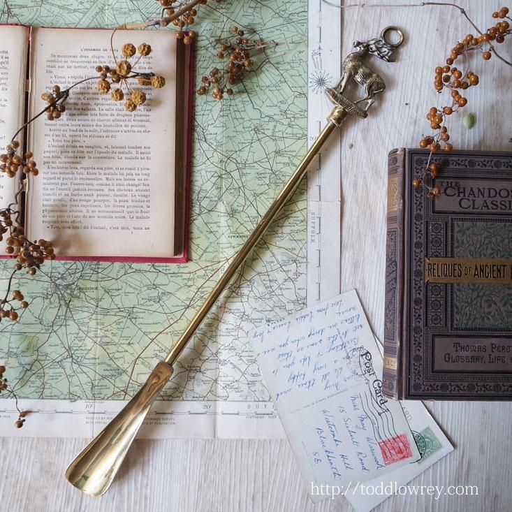 金色の牡鹿が佇むシューホーン / Vintage Brass Shoe Horn with 金色の牡鹿が佇むシューホーン / Vintage Brass Shoe Horn with