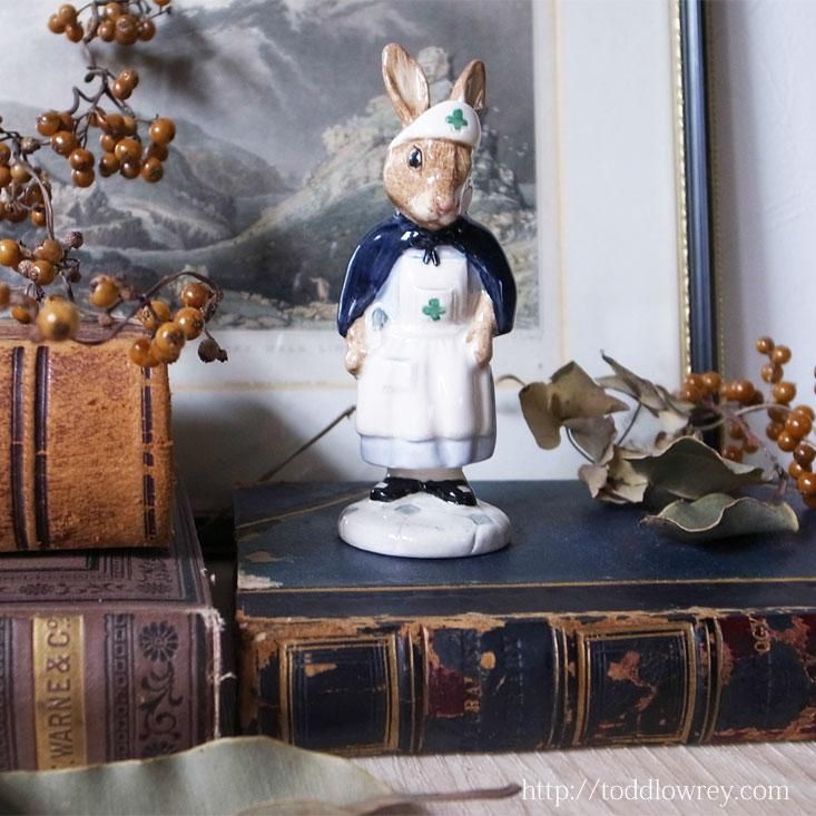 ヴィクトリア時代のウサギナース / Vintage Royal Doulton 