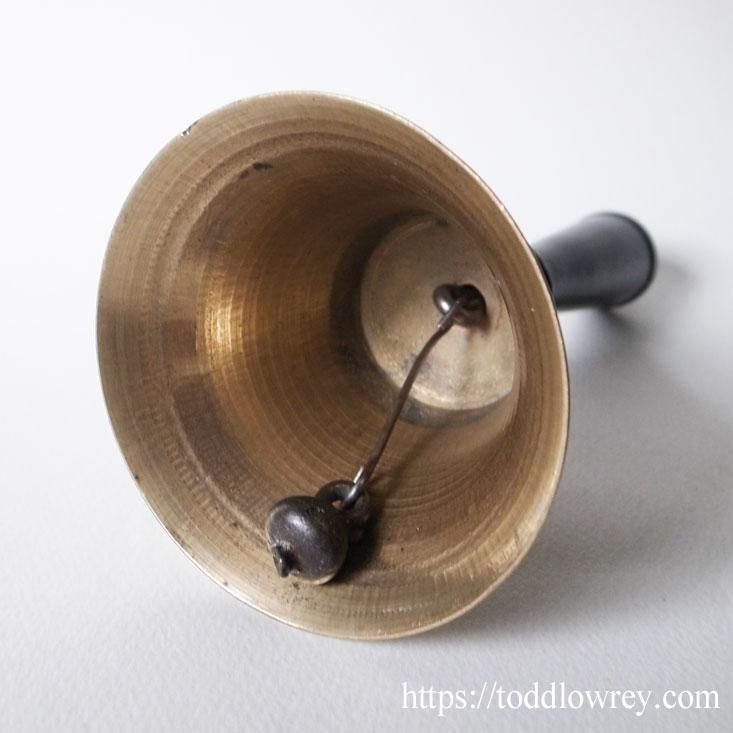 鐘の音が知らせる終わりと始まり / Antique School Bell with