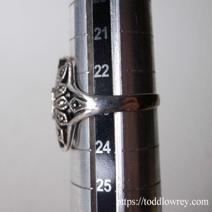 控えめな煌めきは英知の証 / Vintage Marcasite Silver Ring