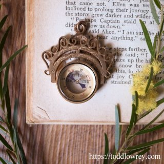  ͥƻ / Antique Edwardian Brass Swirled Compass Pendant 