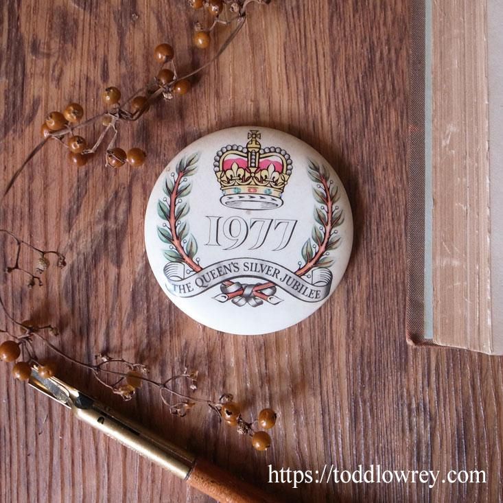 エリザベス女王即位25周年を祝う / Vintage Badge The Queen's