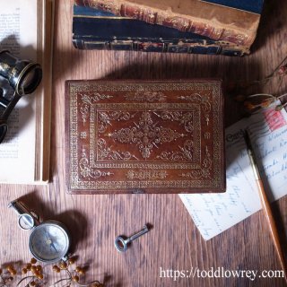 դξȢ˻񤦤Τϲ / Antique Gold Embossed Leather Small Box with Key