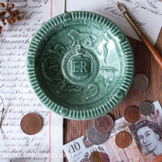 大英帝国と六つの国 / Vintage Queen Elizabeth II Coronation Embossed Dish by WADE -1953 Green