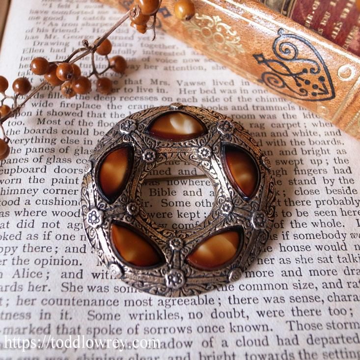 ケルトのサークルに潜む魔除けの五角形 / Vintage Celtic Brooch