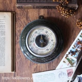 󥦥Ϥ˰Ϥޤ줿 / Antique Barometer by Shortland Brothers