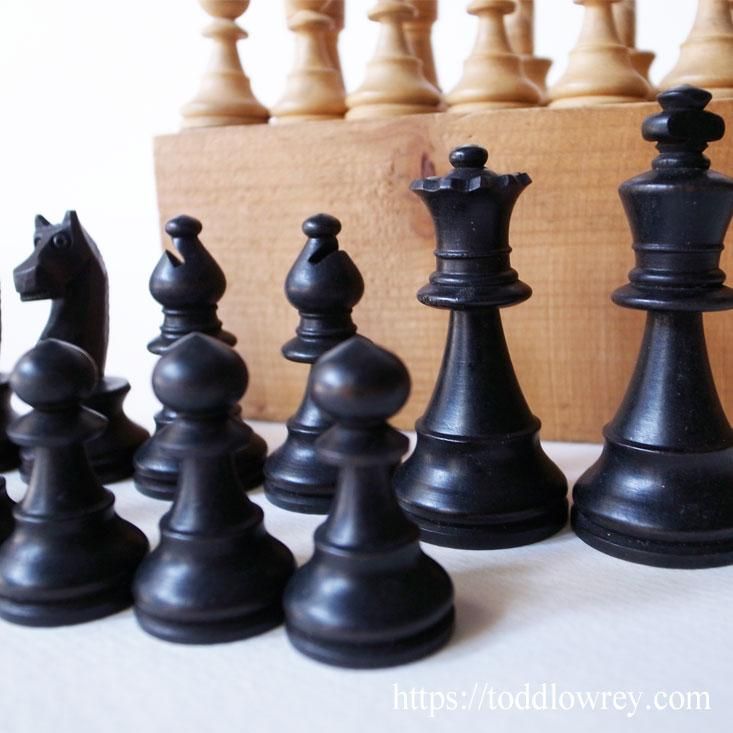 後ろから2番目にミスをしたものが勝者 Vintage Stanton Style Chessmen With Box Todd Lowrey Antiques