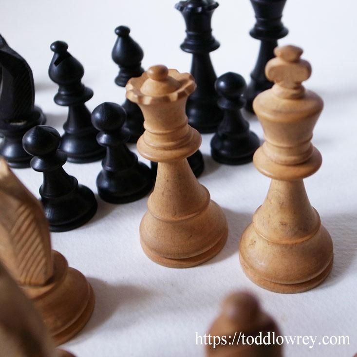 後ろから2番目にミスをしたものが勝者 Vintage Stanton Style Chessmen With Box Todd Lowrey Antiques