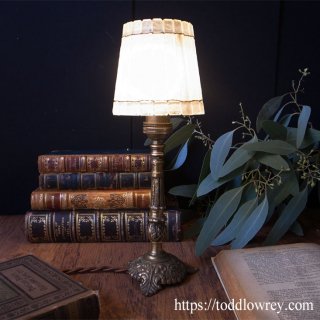 可憐な灯をいつも傍らに / Antique Brass Table Lamp with Glass Shade