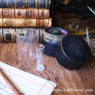 ヴィクトリアンのガラスビーカーを懐に / Antique Victorian Cased Glass Mesure Cup by S Maw, Son & Thompson
