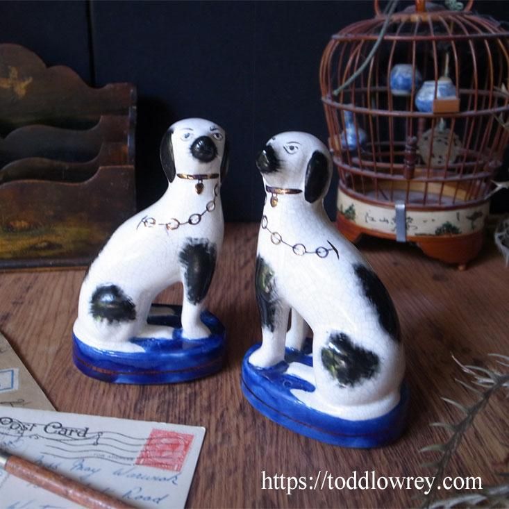 愛され続けて数世紀 / Vintage Staffordshire Dog - Todd Lowrey