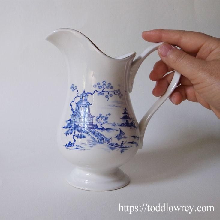 東洋に憧れた西洋の水差し / Vintage Willow Pattern Jug by ROYAL