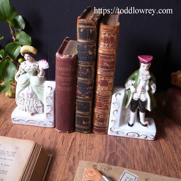 本を挟んで立つ二人 / Antique Lady & Gentleman Bookends - Todd