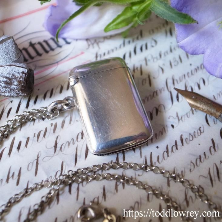 女神の名をもつ銀のケース/ Antique Silver Vesta Case with