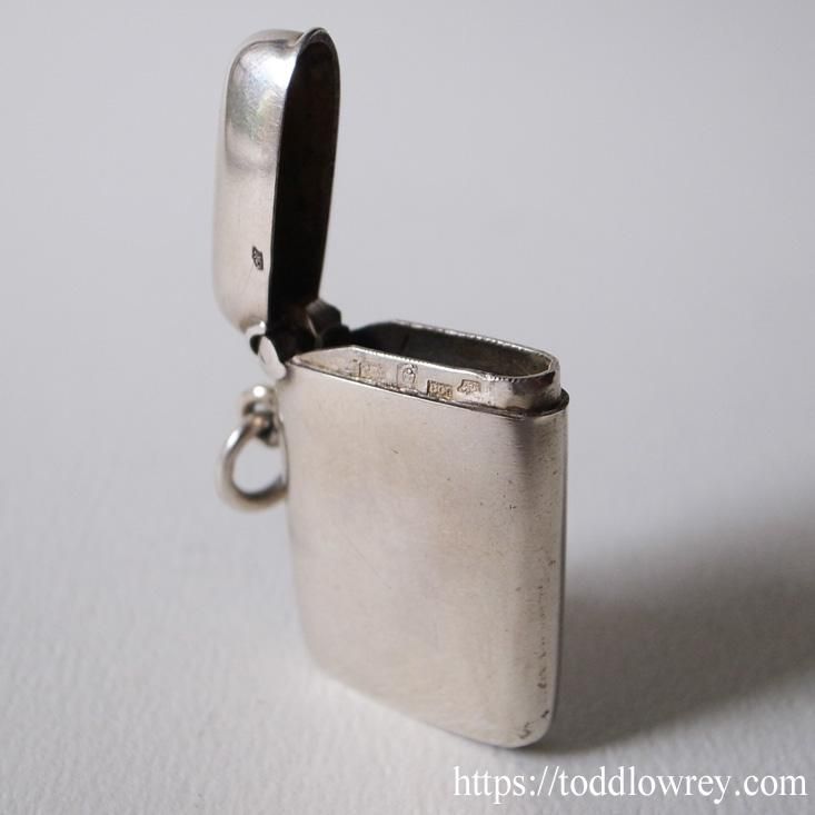 女神の名をもつ銀のケース/ Antique Silver Vesta Case with 女神の名をもつ銀のケース/ Antique Silver Vesta Case with