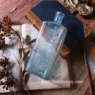 ȥꥢɤ / Antique Bottle with Tablespoon Graduation Marks