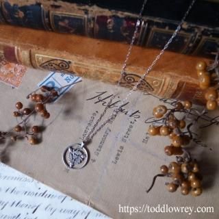 3ĤΤɤ󤰤꤬̣ / Antique Threepenny Charm with Chain