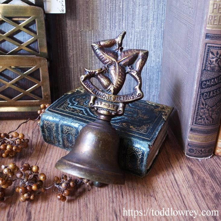 投ぐればいずくにでも立たん / Antique Table Bell from Isle of