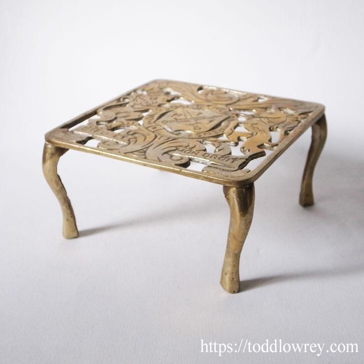 ライオンとユニコーンをもつトリベット / Antique Brass Trivet