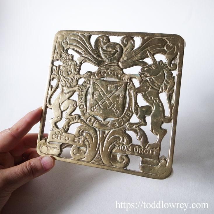 イギリスヴィンテージトリベット ライオンとユニコーンをもつトリベット / Antique Brass Trivet