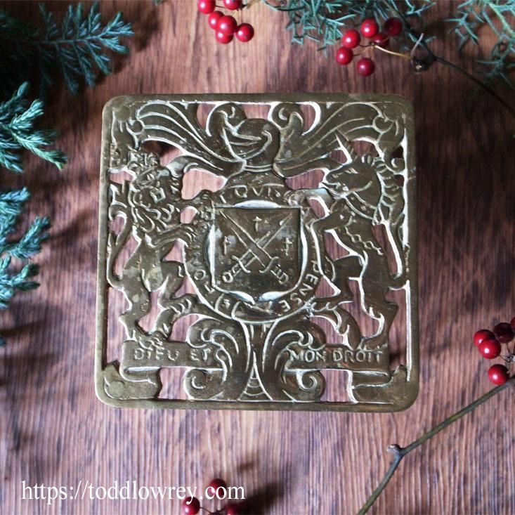 イギリスヴィンテージトリベット ライオンとユニコーンをもつトリベット / Antique Brass Trivet