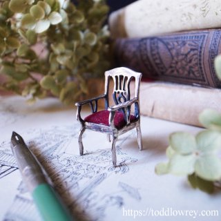 指先に乗せられる銀のアームチェア / Vintage Miniature Sterling Silver Arm Chair
