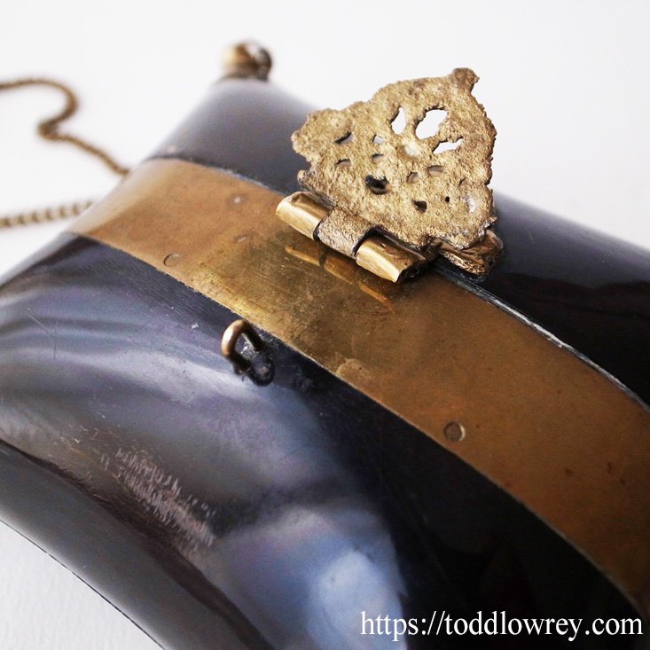 枕のかたちをしたアヴァンギャルドなハンドバッグ / Antique Ornate Brass Mounted Black Horn Pillow  Purse / Handbag - Todd Lowrey Antiques