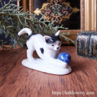 高貴な甘えん坊 /Antique Porcelain Figurine Cat with Ball