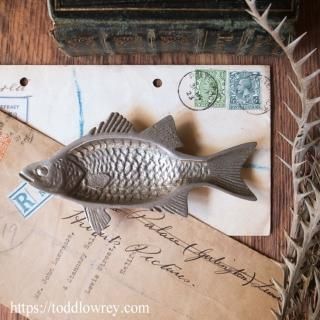 Ƥ餭ۥ磻ȥХ / Vintage Metal Pin Dish Fish Shape