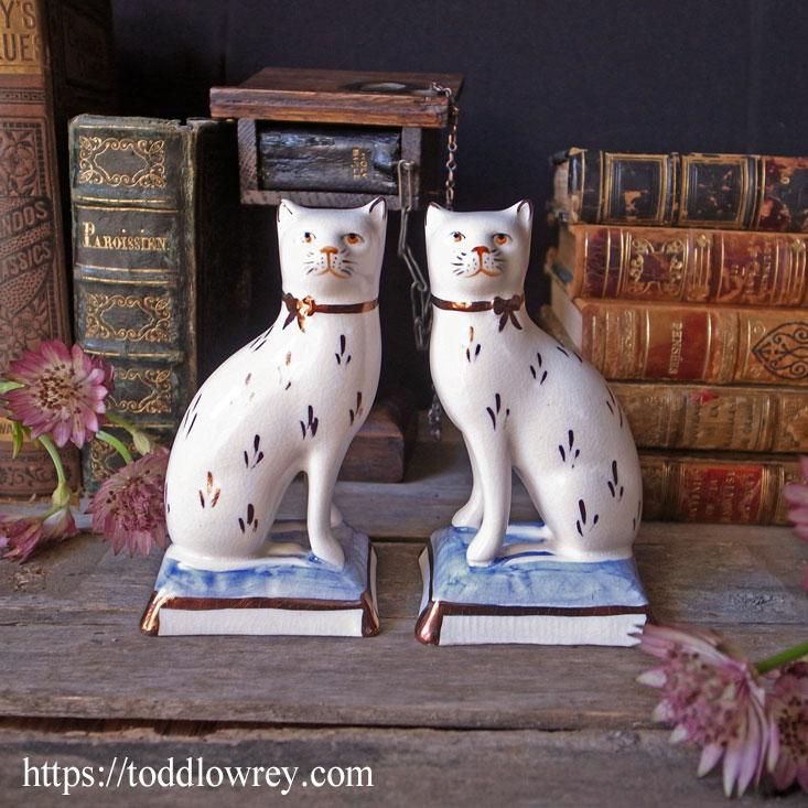 スタッフォードシャーから来た白猫/ Vintage Staffordshire Cat