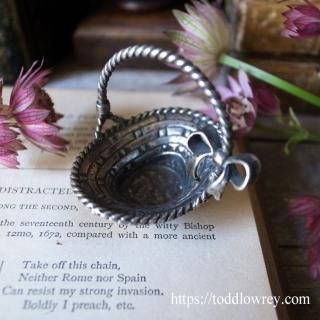 ʶΥХåȤ˲򤤤褦 / Vintage Silver Miniature Basket with Ribbon