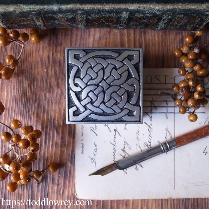 古代ケルトを纏う小箱 / Vintage Celtic Knot Trinket Box by A.E.