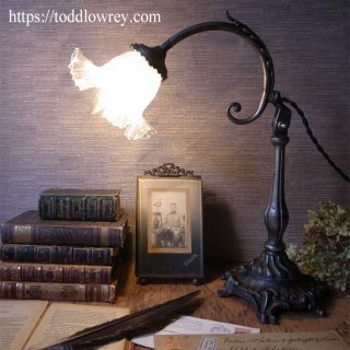 凛々しく佇む一輪の花のように / Antique Art Nouveau French Table Lamp with Opalescent Glass Shade